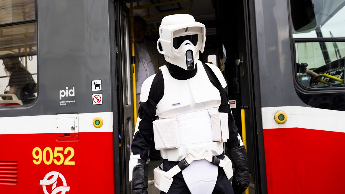 Fotky: Fanoušky Star Wars provázela síla - když se chtěli nacpat do tramvaje
